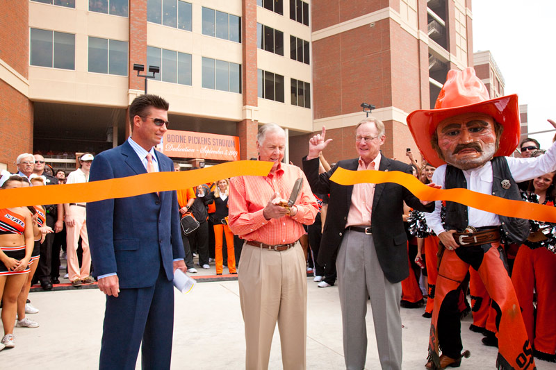 Boone cutting ribbon at Boone Pickens Stadium dedication day